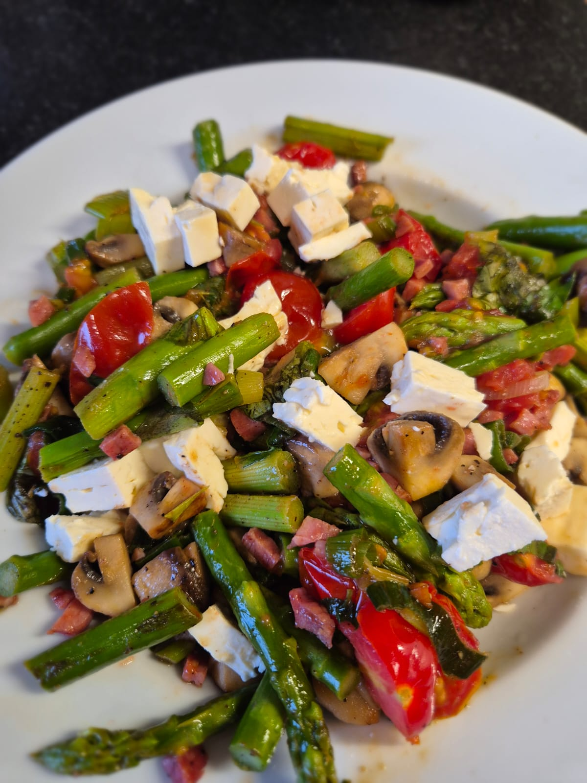Bunte Gemüsepfanne mit Spargel, Tomaten, Pilzen und Feta