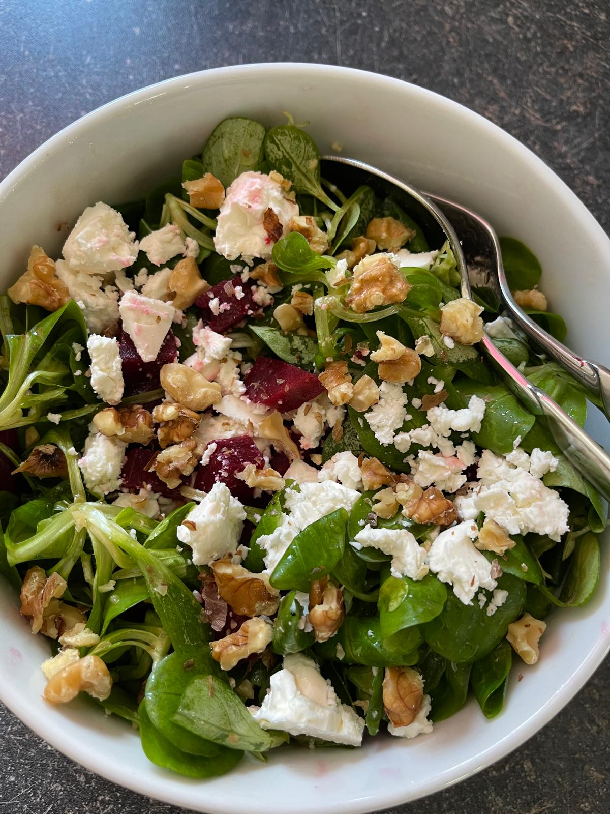 Frischer Salat mit Roter Bete, Feta und Walnüssen